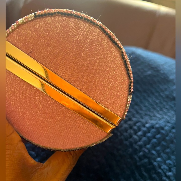 Fancy diverse purse or clutch. Wear it either way. EXCELLENT CONDITION - Picture 5 of 8